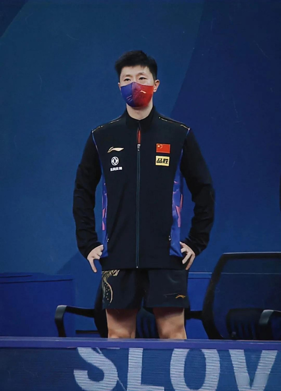 马龙强势横扫羽毛球队晋级半决赛，状态火热！